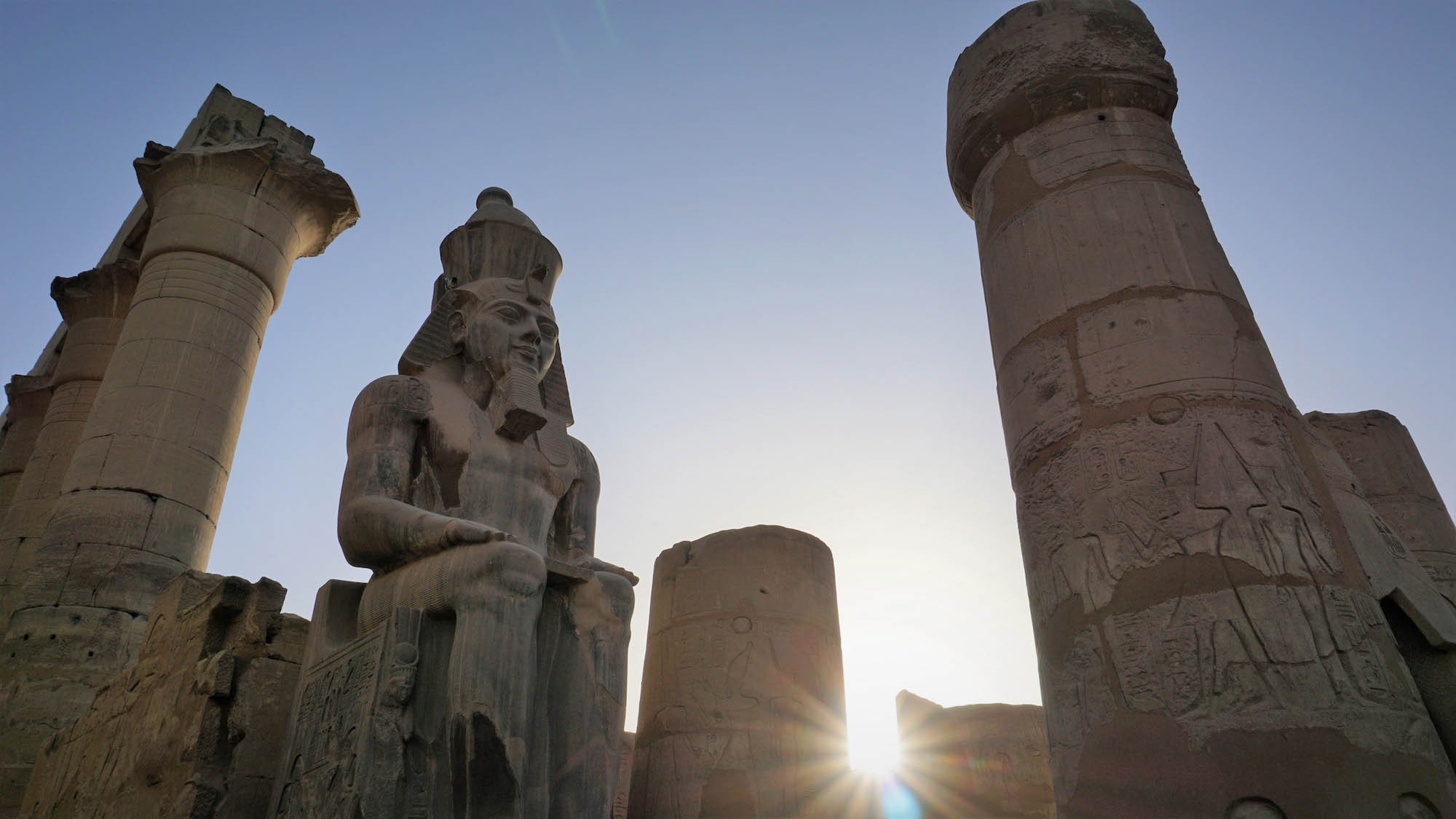 著名的拉美西斯二世Ramesses II也有份改造这座神殿，当然也留下了他的雕像。